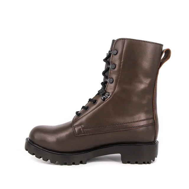 Stivali militari in pelle da allenamento marroni isolati 6246