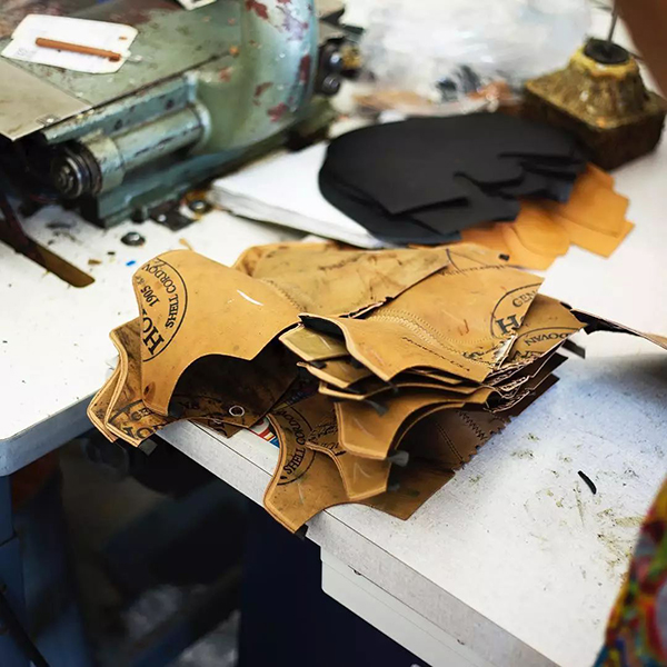 군화의 다양한 재질은 어떻게 보호하고 유지관리하나요?