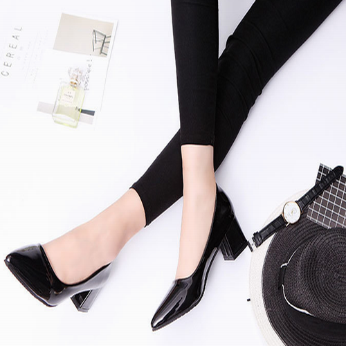 Женске канцеларијске ципеле од лакиране коже су популарне